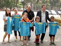 El alcalde, en el entrenamiento de esta maana con sus hijos y sobrinos.