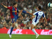 Sylvinho, en una accin con Rosu, en el Bara-Recre de la temporada pasada. Abajo Xavi celebra el tercer gol azulgrana.