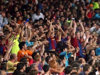 Un Camp Nou lleno vibra con el Bara