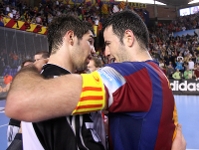 Karabatic y Romero, los dos jugadores ms destacados, se saludan despus del partido