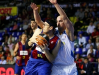 Foto: Rey, con la camiseta del Cajasol, defendiendo a Santiago