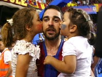 Navarro celebra la victria amb les seves filles.