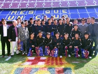El grupo de cadetes en el csped del Camp Nou