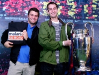 Nate y Chris durante la visita al Museu FCB