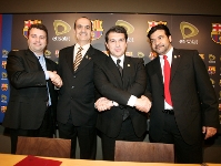 D'esquerra a dreta: Jaume Ferrer, vicepresident de Mrqueting del FC Barcelona; Ahmed Abdulkarim Julfar, Chief Operating Officer d'Etisalat; Joan Laporta, president del FC Barcelona; i Essa al Haddad, Chief Markting Officer d'Etisalat.