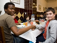 Dinar dels curs passat entre els nens de la Masia i els escolans de Montserrat. Fotos: arxiu FCB.