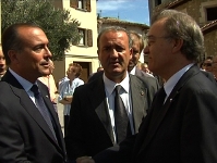 Los vicepresidentes Alfons Godall i Rafael Yuste dando su psame al hijo de Joan Segarra.