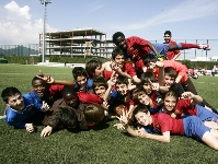 Los jugadores del alevn B celebran un ttulo. Foto: Archivo FCB.