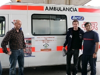 El azulgrana Hleb, con el voluntario Eloy Ariza (a la izquierda) y el presidente de Bomberos Humanitarios Jess Romero (a la derecha).