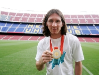 Messi ya est en Barcelona con la medalla