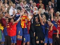 Carles Puyol levantando la Liga de Campeones ganada en Roma. Fotos: arxiu FCB.