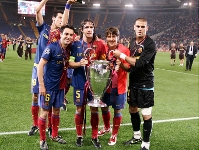 Foto: Xavi, Puyol, Bona, Busquets y Valds, con la Champions ganada en Roma. (archivo FCB)