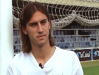 Foto: Manolo Lanzarote durant l'entrevista realitzada al Miniestadi. Les instantnies amb la samarreta del Sant Andreu, d'Adri Gimnez.