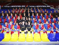 Jordi Torrent fotografiado con todos los jugadores del ftbol sala base