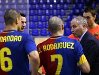 Marc Carmona habla con sus jugadores en un momento del partido