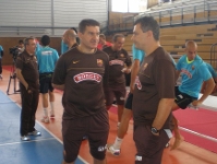 Foto: En primer plano, el entrenador del Bara Borges, Manolo Cadenas, y el segundo tcnico, Xavier Pascual, despus del entreno de esta maana en Albacete.