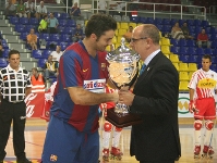 Foto: Borregn recibiendo la Copa de la Liga 2007/08