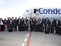 El Regal Bara ha aterrizado en Barcelona con la Copa con un bulto de ms (Fotos: lex Caparrs-FCB)