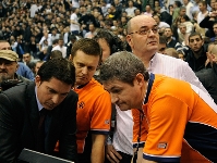 Los colegiados del partido, con Pascual y Vujosevic en el momento de la deliberacin. Foto: www.euroleague.net