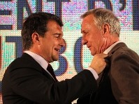 Laporta entrega a Cruyff la insgnia que lo reconoce como Presidente de Honor. Fotos: Miguel Ruiz (FCB)