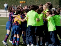 Los jugadores del Alevn A celebran el ttulo de liga. Fotos: Germn Parga