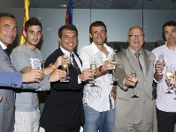Joan Laporta, Luis Enrique, Jacint Borrs, Txiqui Beguiristain, Rueda - capt del equip - Alexanco i Rafel Yuste, a la celebraci del ascens del filial. Foto: lex Caparrs