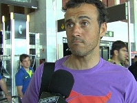 Luis Enrique atendiendo a Bara TV este medioda en el aeropuerto de El Prat