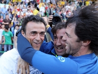 Jos Ramn Calln celebra con Barbar y Luis Enrique el ascenso del filial a la Segona A, en el Narcs Sala. Fotos:Miguel Ruiz-FCB