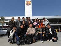 Los periodistas chinos, a las puertas de la Ciudad Deportiva Joan Gamper. Fotos: Miguel Ruiz - FCB