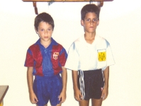 Iniesta, de nio y de azulgrana, junto a un amigo suyo. Foto: Archivo FCB