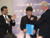 Messi rebent la insgnia d'UNICEF de mans de Philip OBrien. Fotos: lex Caparrs - FCB.