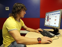 Carles Puyol responde a las felicitaciones recibidas a travs del Facebook. Fotos: Miguel Ruiz - FCB