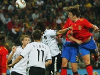 Puyol marcando ante Alemania el gol que clasific a Espaa para la final del Mundial 2010. Fotos: Archivo FCB