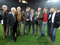 El Camp Nou homenaje a los campeones del 1985 justo antes del encuentro ante Osasuna. Fotos: Miguel Ruiz/lex Caparrs-FCB