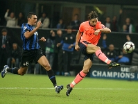 Lucio e Ibrahimovic, en el partido correspondiente a la fase de grupos de esta temporada. Fotos: Archivo FCB