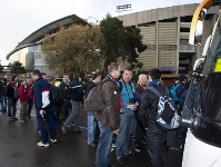 Els socis que es desplacen a Mil, minuts abans d'emprendre el viatge. Foto: Alex Caparrs/FCB