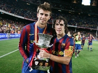 Piqu y Puyol, con la Supercopa de Espaa ganada hace un ao. Fotos: Archivo FCB.