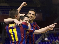 Los jugadores, en un momento de la celebracin de la cuarta victoria consecutiva en el Palau. Fotos: lex Caparrs - FCB