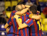 El equipo, celebrando el primer gol del partido. Fotos: Miguel Ruiz - FCB