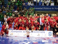 El Pozo celebra el titulo en Navarra. Fotos: LNFS / Archivo FCB.