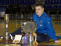 Foto: Xavi Pascual, con sus cuatro ttulos (lex Caparrs - FCB)