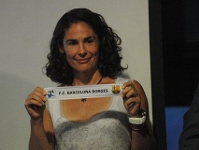 La tenista Virginia Ruano, padrina del sorteig, extreu la bola del Bara Borges. (Fotos: Asobal)