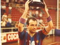 Joan Sagals, aixecant una de les Recopes del FC Barcelona. Foto: Arxiu-FCB