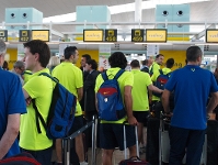 Los blaugranas, en los mostradores de facturacin del aeropuerto del Prat (Foto: FCB)