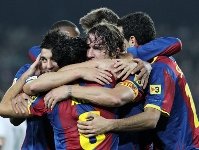 El equipo, celebrando el gol del 2-1. Fotos: Miguel Ruiz/lex Caparrs y Archivo FCB