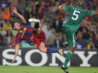 Messi, probando una tijereta. Fotos: Miguel Ruiz/lex Caparrs-FCB