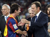 Sandro Rosell felicita a Leo Messi. Foto: Miguel Ruiz/Germn Parga-FCB.