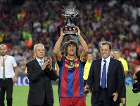 Puyol, levantando la Supercopa de Espaa de este ao. Fotos: Miguel Ruiz / Archivo FCB