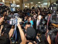 Guardiola, en arribar a Corea. Foto: FCB.