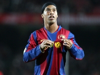Ronaldinho muestra el escudo del Bara al Camp Nou. Fotos: archivo FCB.